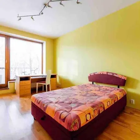 Slnecny A Priestranny Vo Vybornej Lokalite Apartament