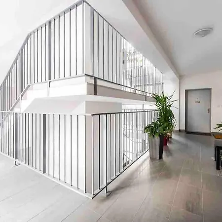 Slnecny A Priestranny Vo Vybornej Lokalite Apartament